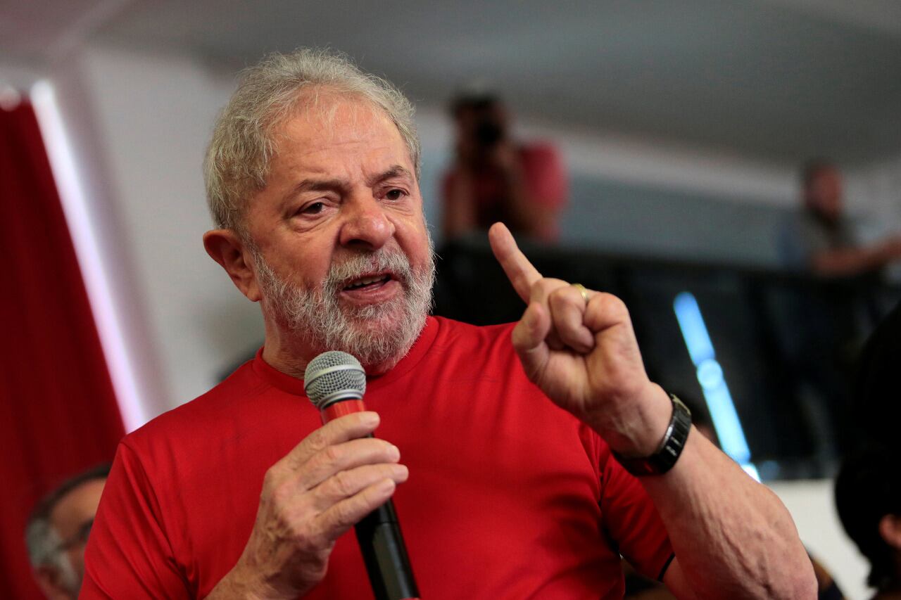 Lula, máximo favorito en las encuestas, definirá entre febrero y marzo de 2022 si se postula otra vez como candidato a presidente de Brasil.