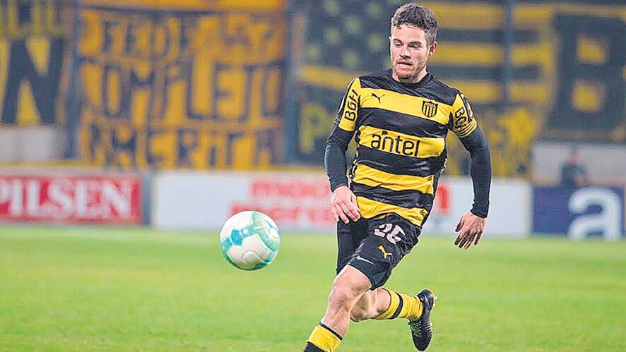 Nández puede jugar en el centro del mediocampo o por el sector derecho.