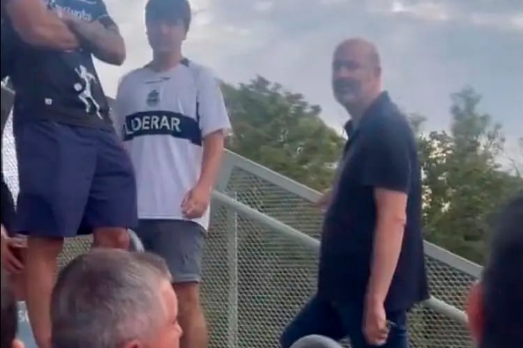Sturzenegger fue repudiado en la tribuna de Gimnasia, club del que es hincha