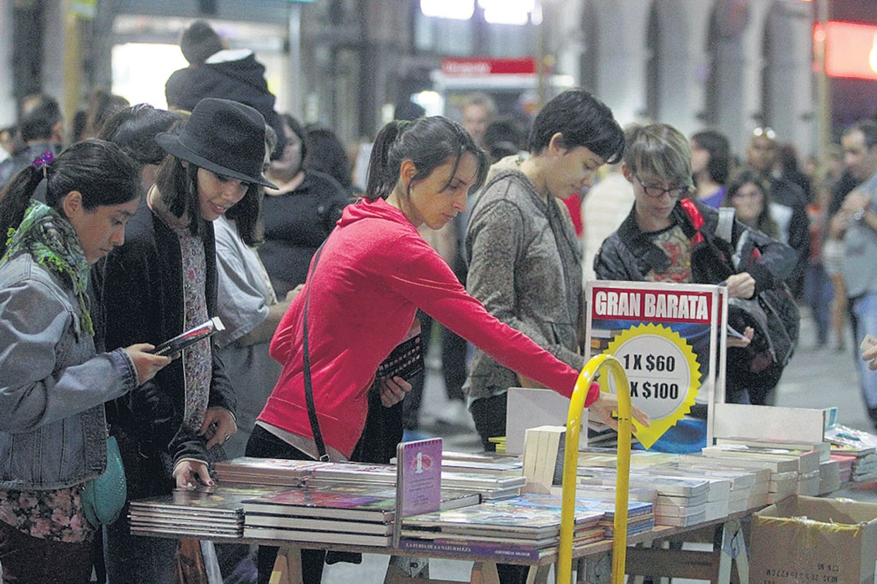 Las librerías afrontan alzas de hasta el 220 por ciento; las ventas de libros apenas se sostienen.