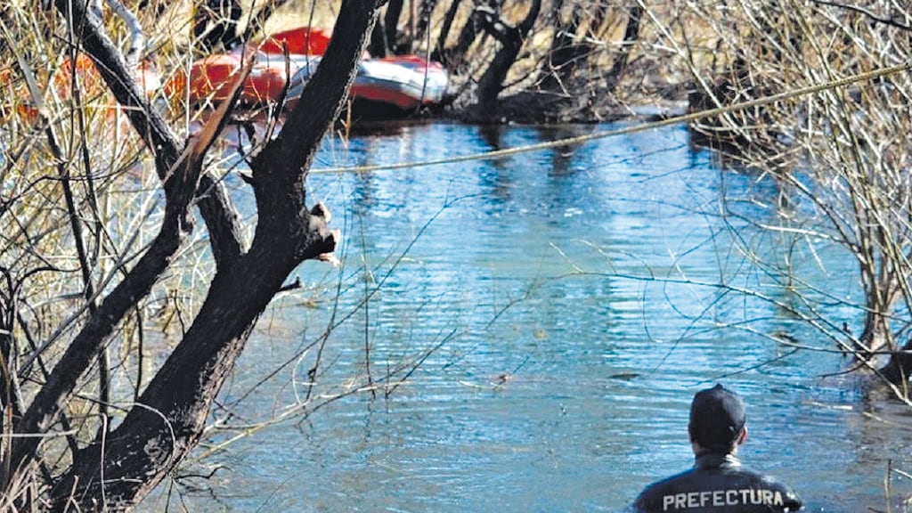 El río Chubut fue rastrillado por buzos de Prefectura y perros.