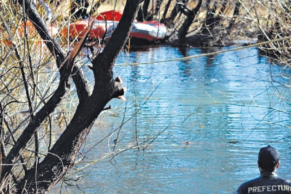El río Chubut fue rastrillado por buzos de Prefectura y perros.