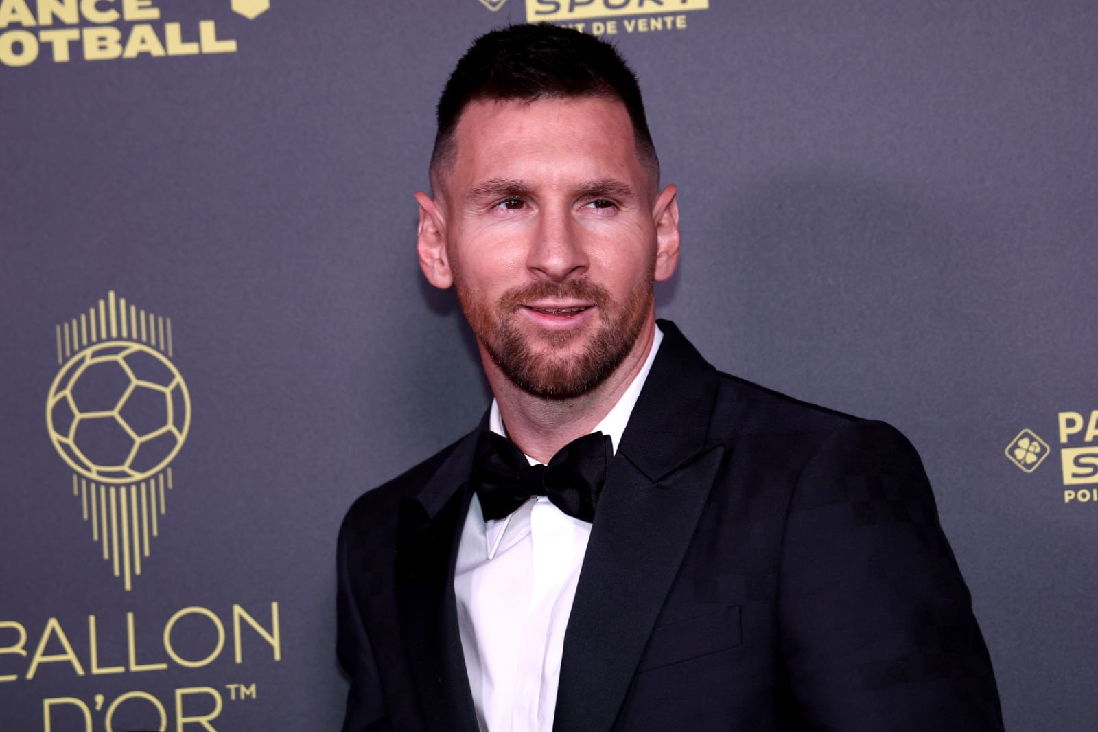 Messi en versión elegante al arribar a la ceremonia llevada a cabo en París