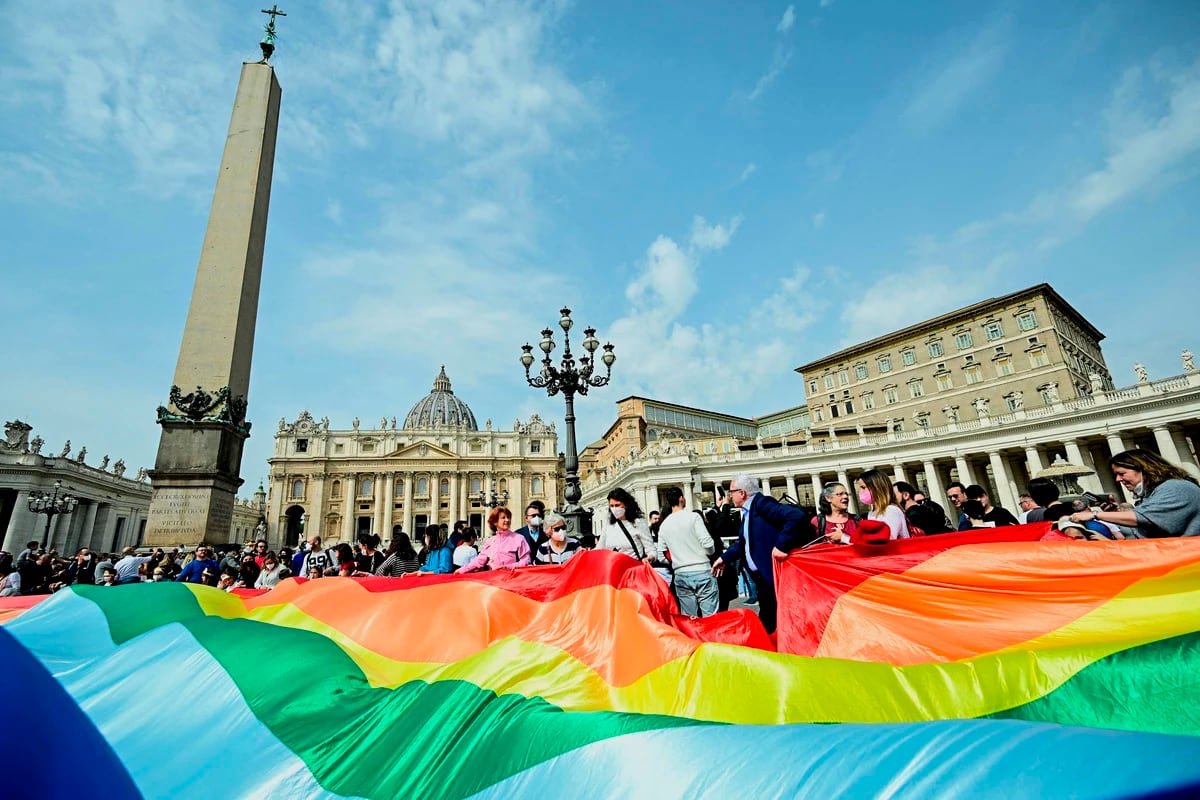 Una bandera LGBTIQ+ en El Vaticano.