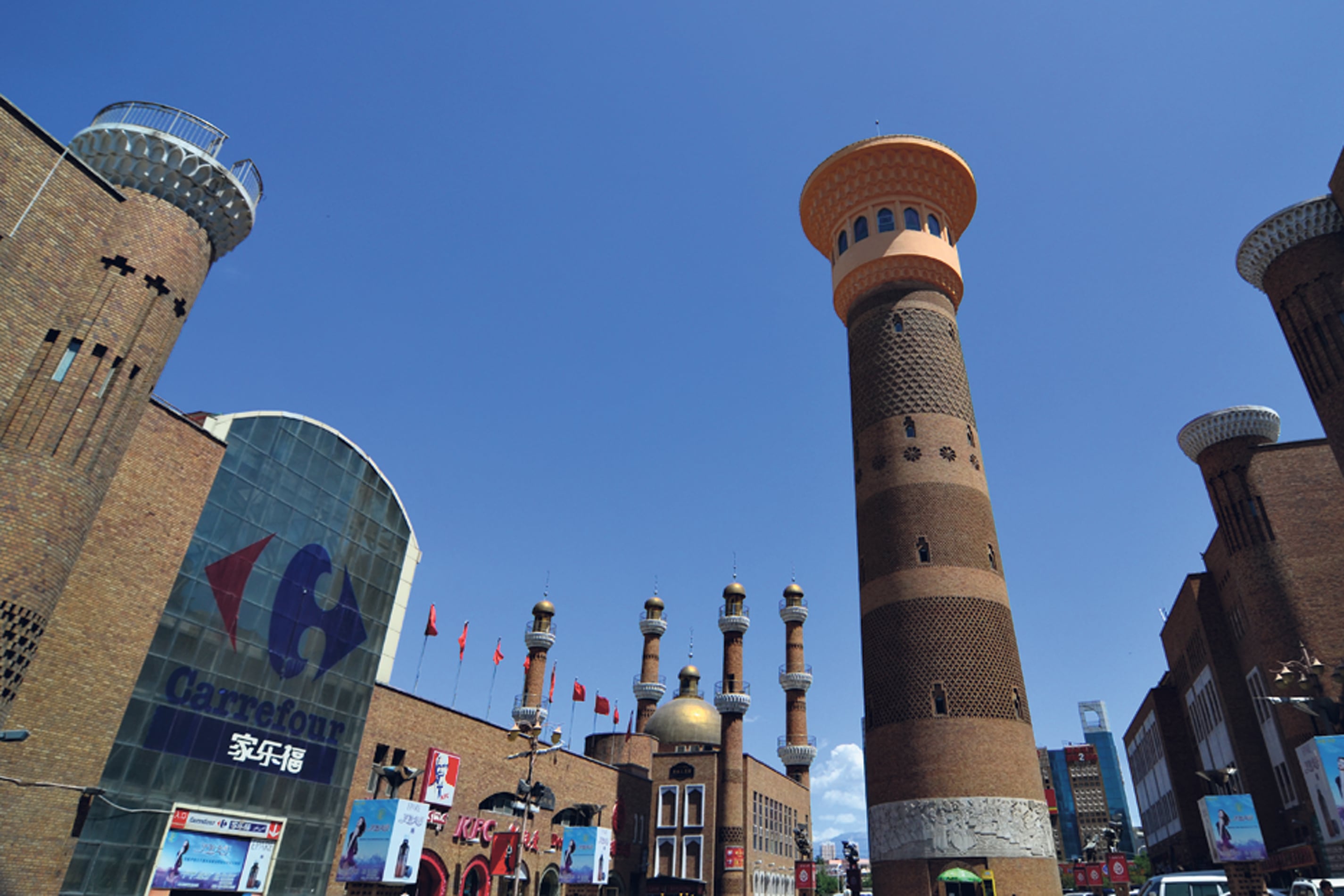 Minarete réplica de uno milenario en Uzbekistán.