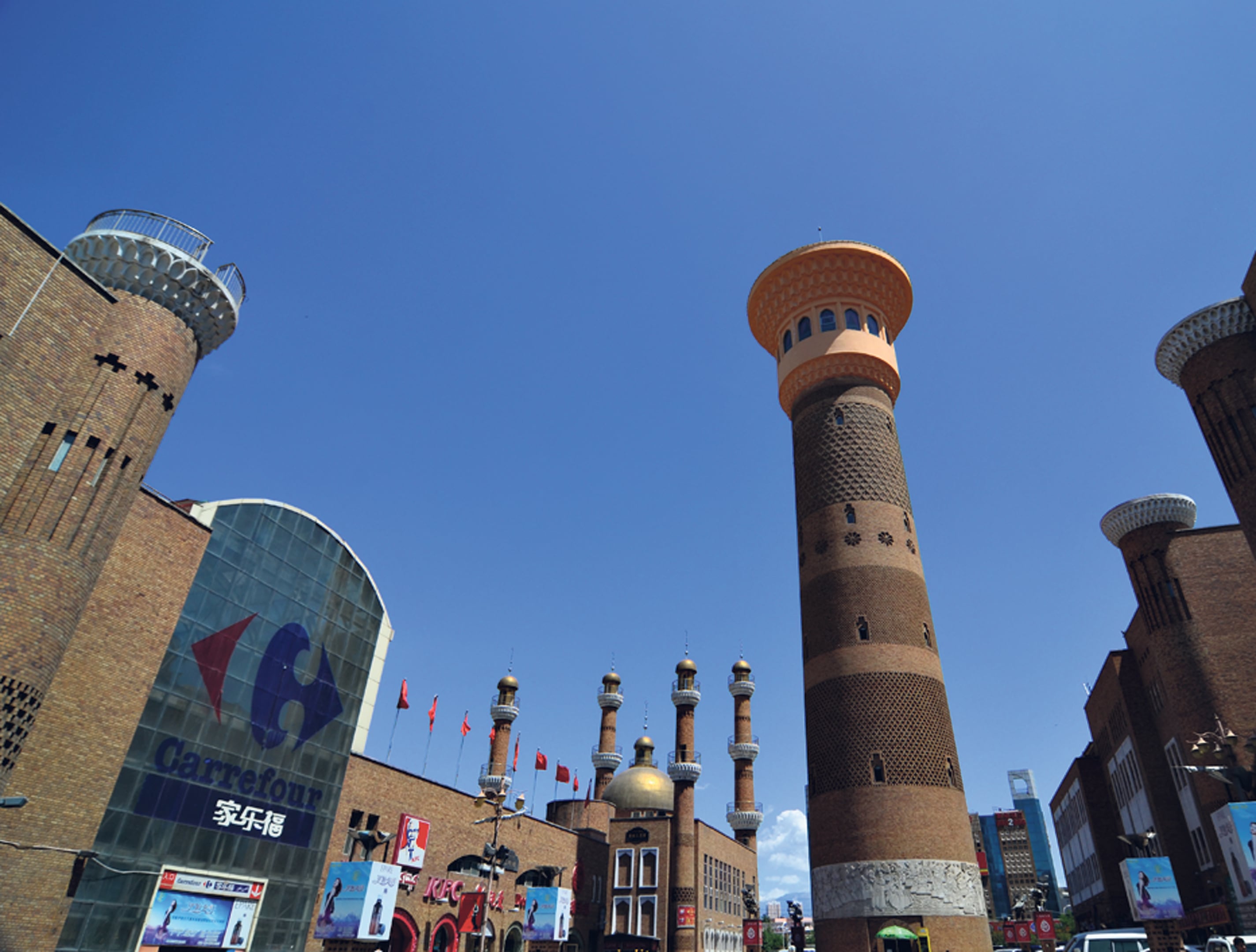 Minarete réplica de uno milenario en Uzbekistán.