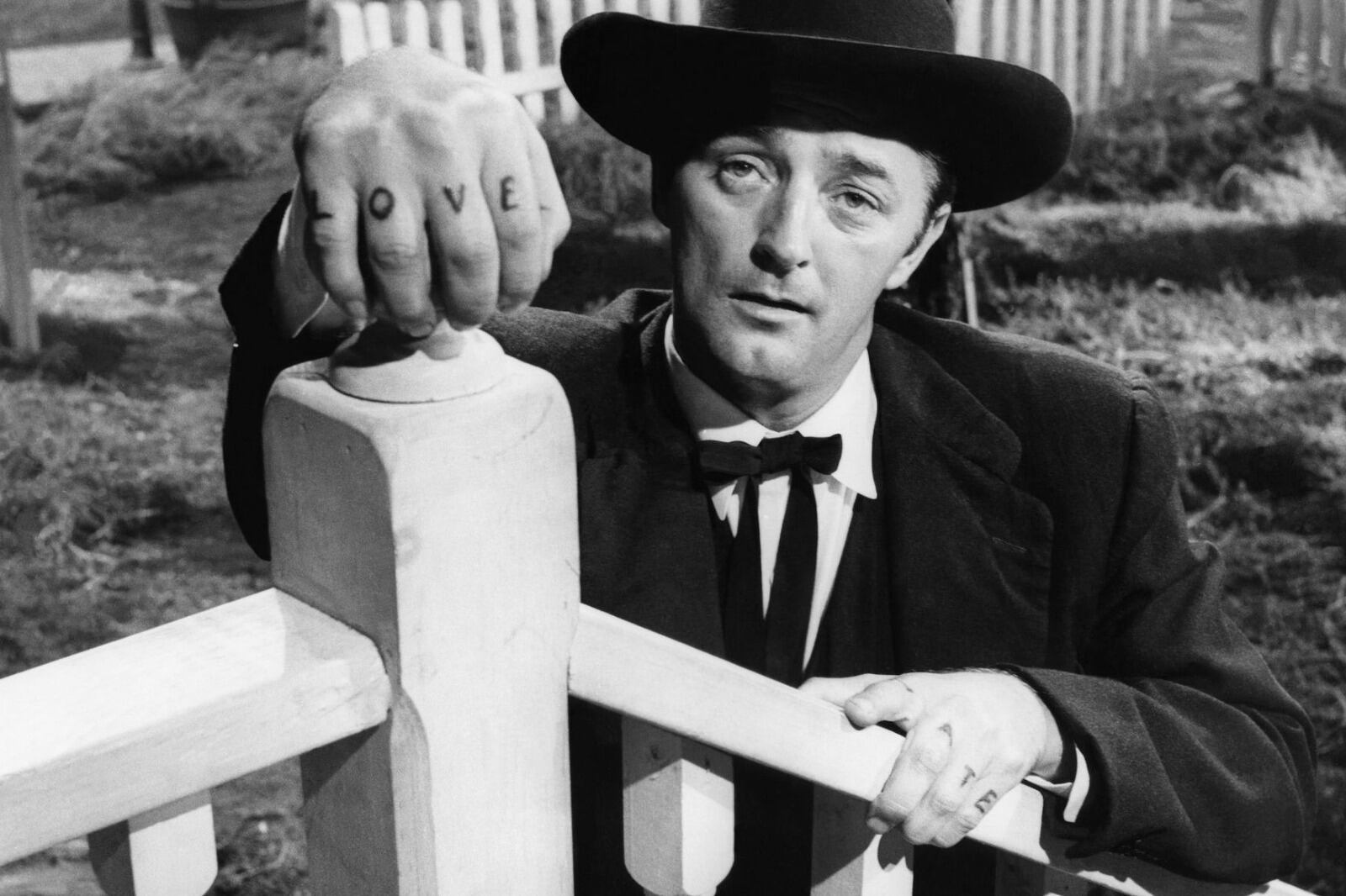 Robert Mitchum como Powell, con los nudillos tatuados. 