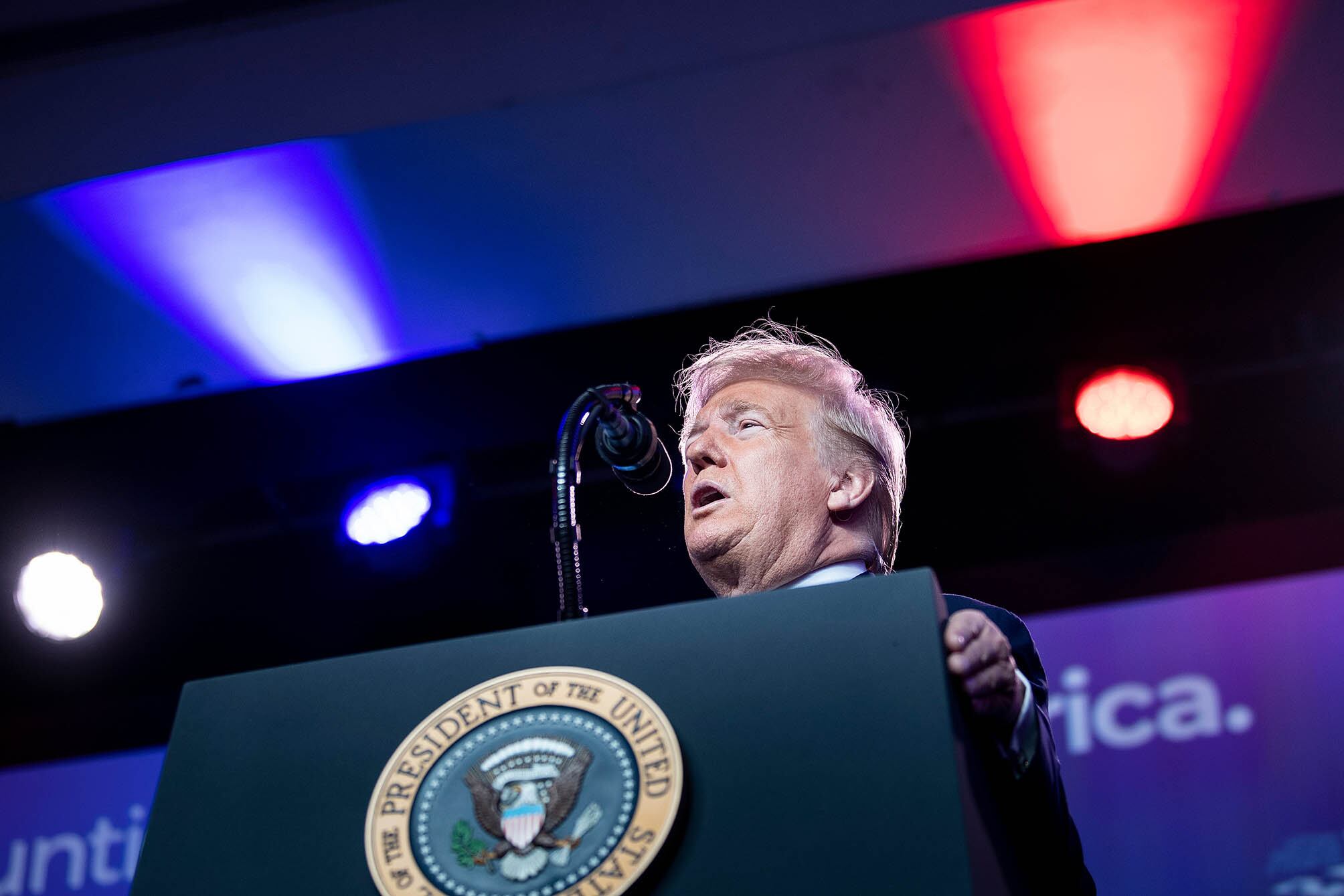 Trump habla desde el atril de una conferencia legislativa en Washington.