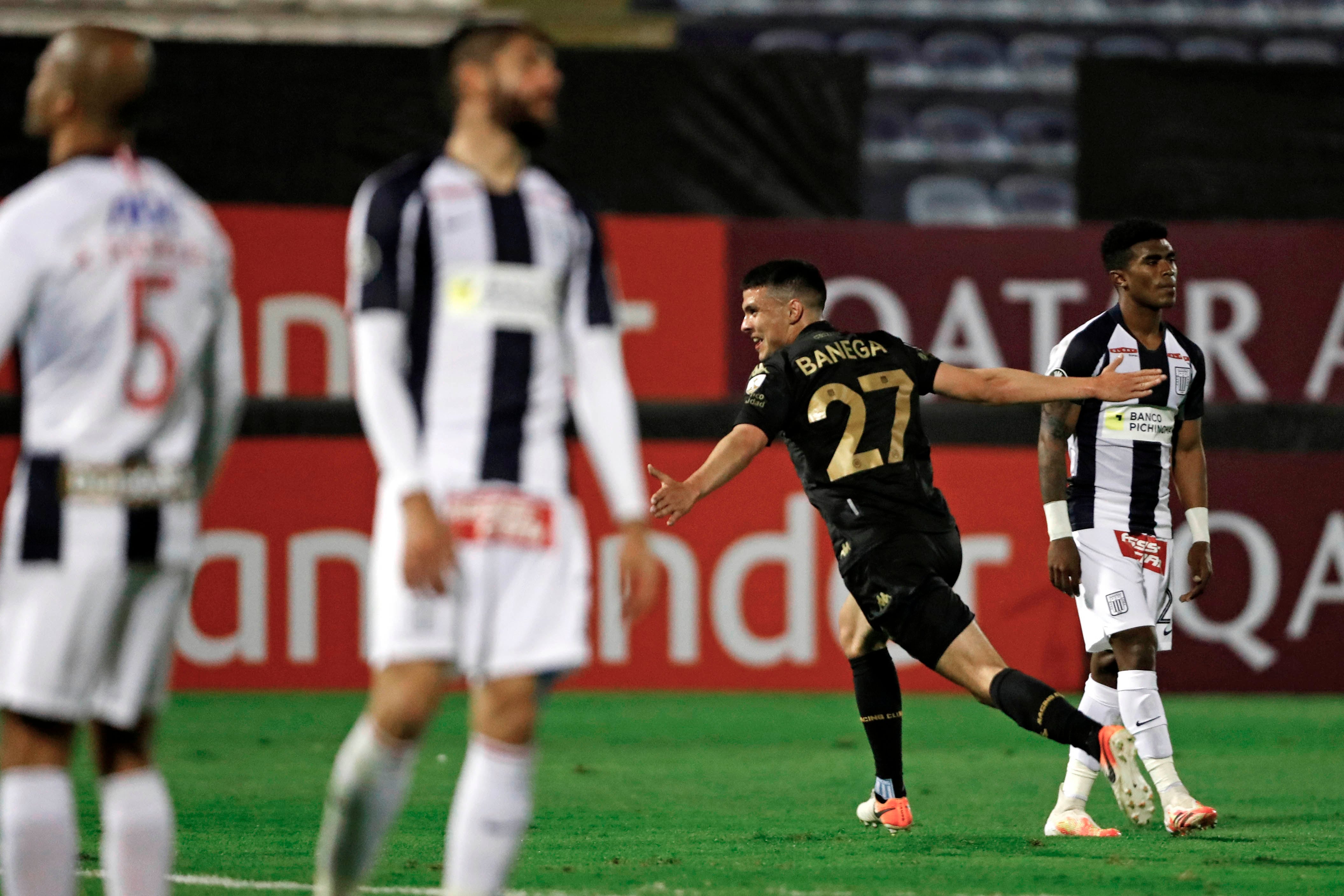 Banega festeja el esperado gol del 1-0 en el estadio Alejandro Villanueva de Lima.