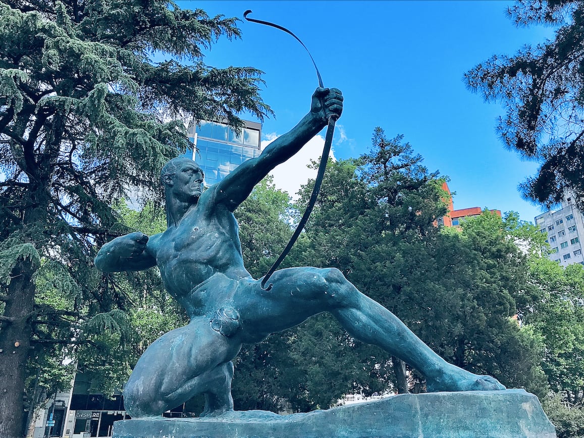 El Arquero Divino, la escultura de Troiano Troiani en la Plaza Moreno de La Plata.