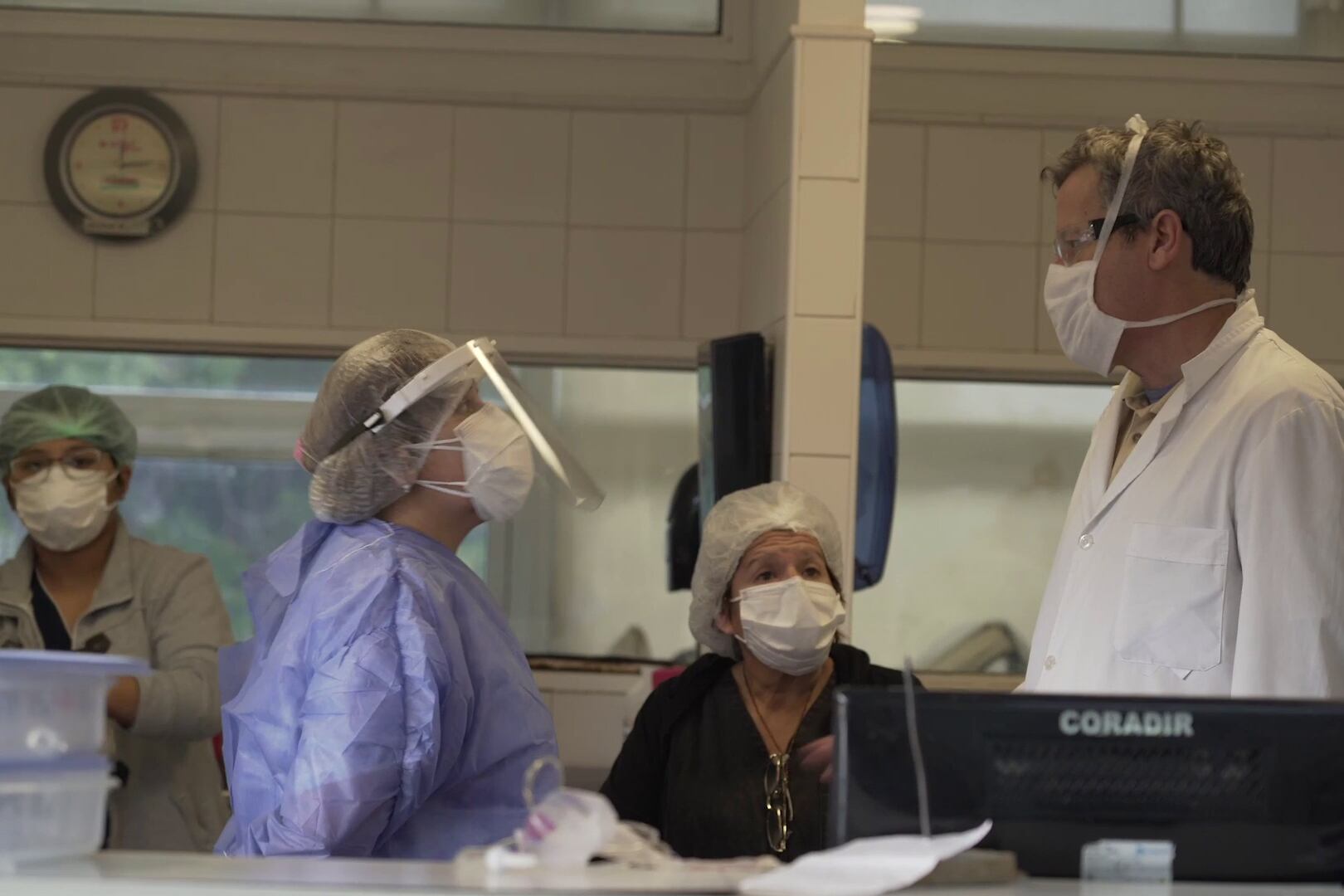 Las primeras filas son las enfermeras, los doctores, el personal de limpieza.