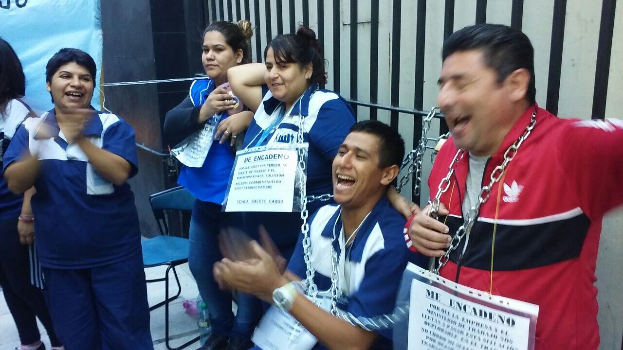 Los trabajadores despedidos se habían encadenado por la continuidad laboral.