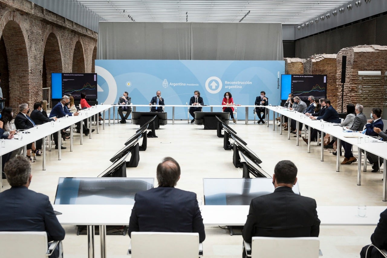 Cafiero, Todesca, Kulfas, Moroni y Guzmán, en la cabecera de la reunión con empresarios. 