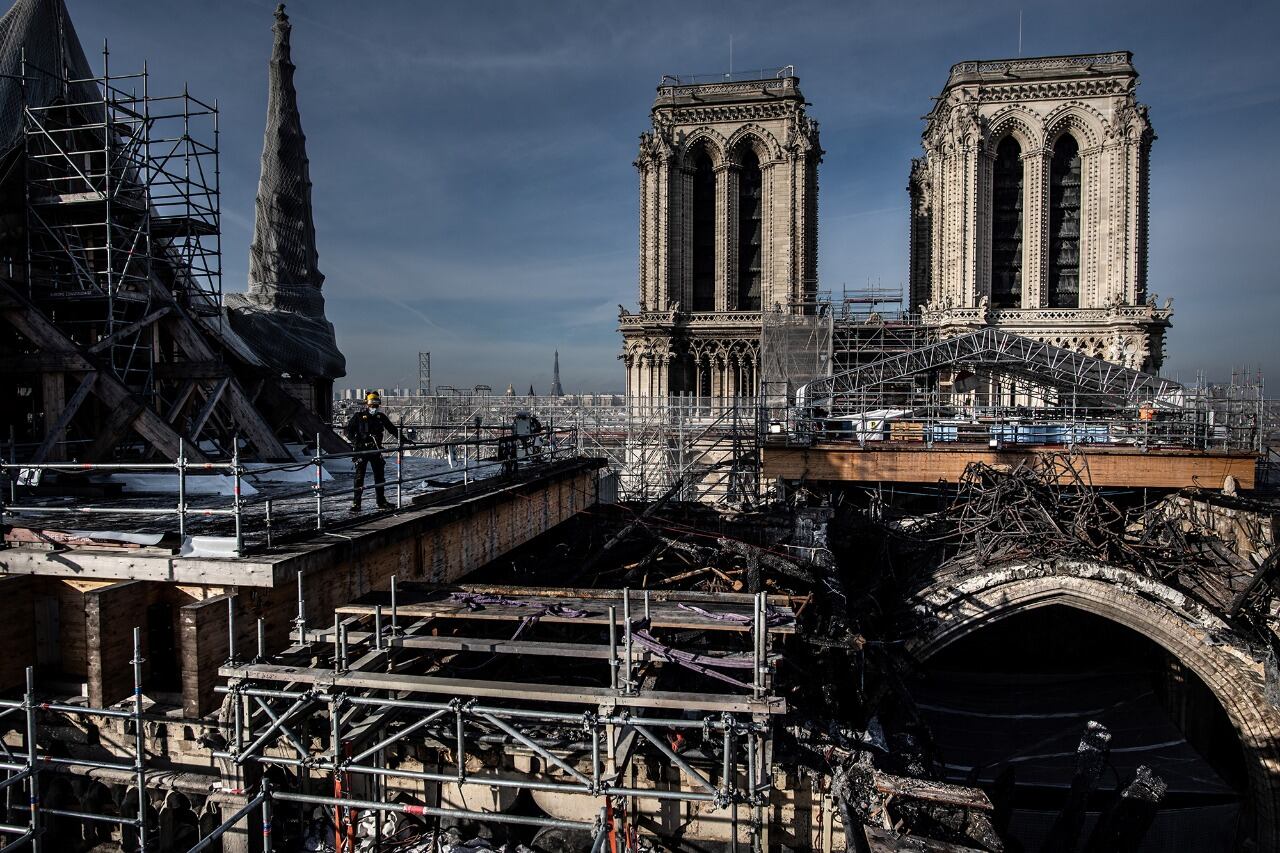 La catedral fue incenciada en 2019 y el nuevo programa de restauración es criticado y resistido por varias personalidades.