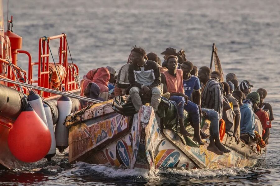 Embarcación rescatada con 136 inmigrantes de Senegal, cerca de la región marítima de las Islas Canarias. Imagen: Antonio Sempere.