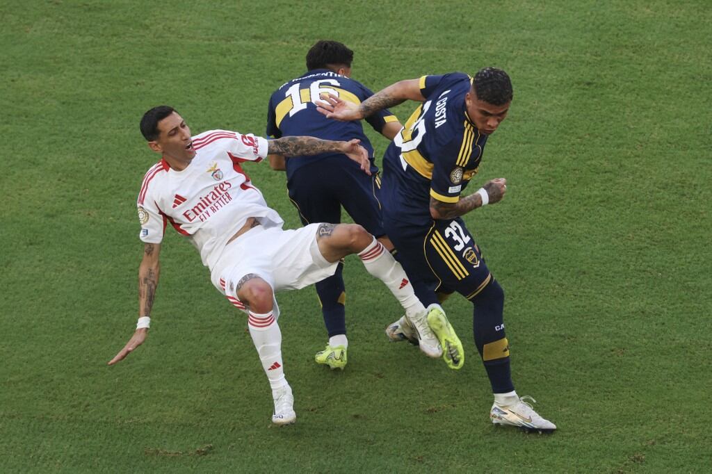 Merentiel y Costa le van con todo a Di María en el gran arranque de Boca.