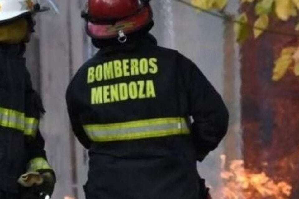 Una mujer de 17 años murió tras incendiarse su casa y sufrró lesiones por quemaduras e intoxicación.