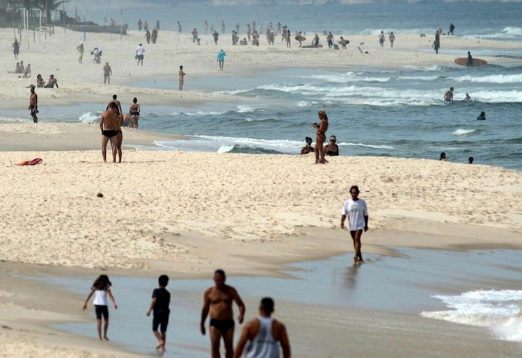 La gente salió hoy a la playa en Río de Janeiro pese a las medidas de cuarentena.