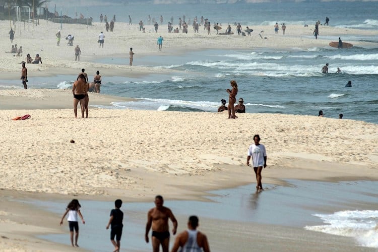 La gente salió hoy a la playa en Río de Janeiro pese a las medidas de cuarentena.
