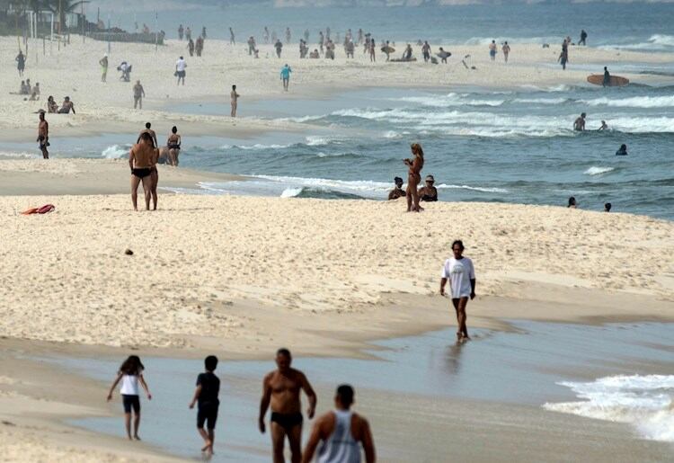 La gente salió hoy a la playa en Río de Janeiro pese a las medidas de cuarentena.