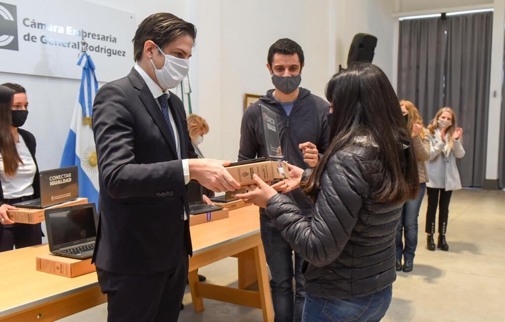 Treinta y seis mil estudiantes secundarios  recibirán en los próximos días las netbooks y tablets que el ministerio de Educación de la Nación está distribuyendo, luego de haberlos encontrado abandonados en un depósito del Correo.