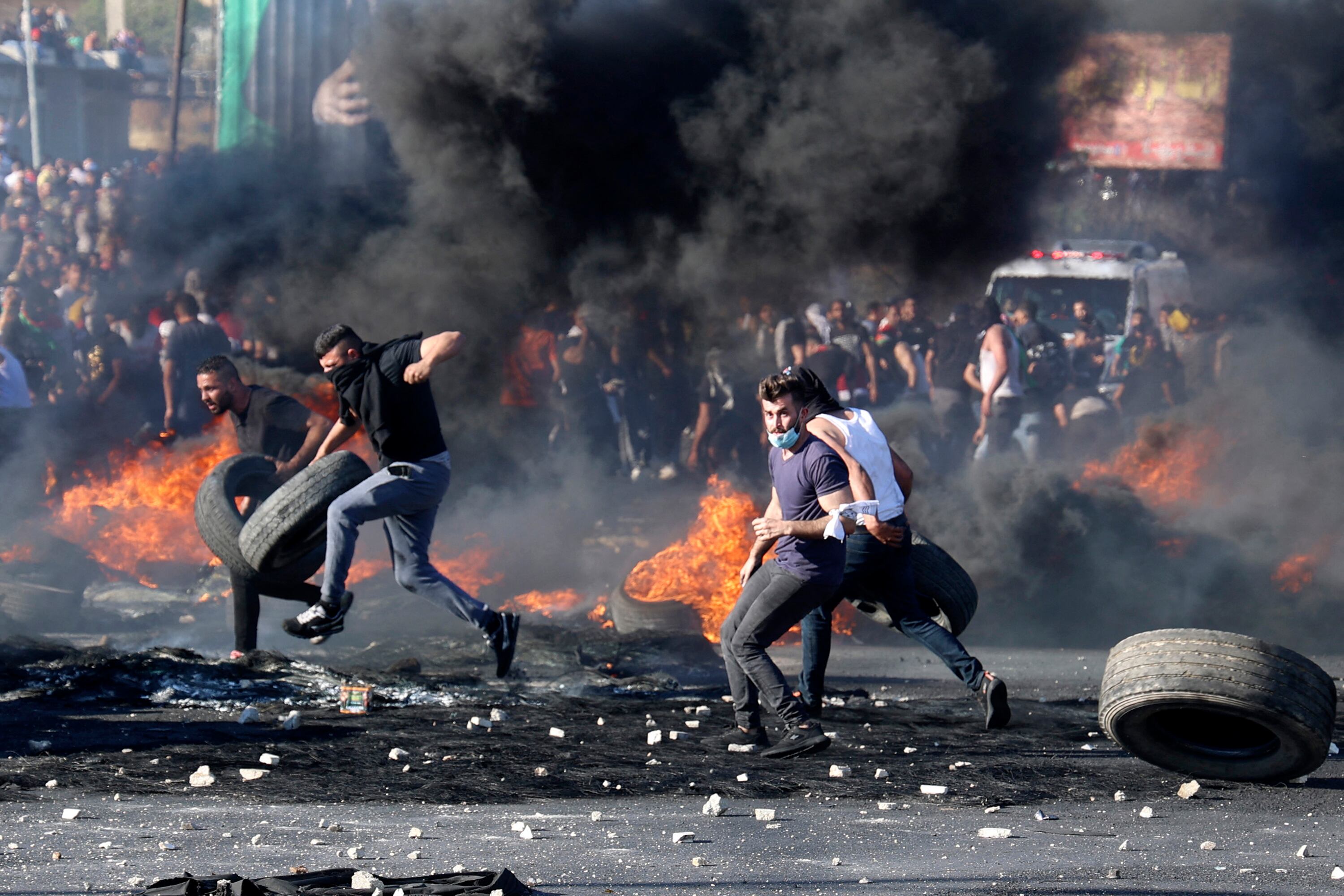 Manifestantes palestinos enfrentan a tropas israelíes en la entrada a Nablus, Cisjordania.