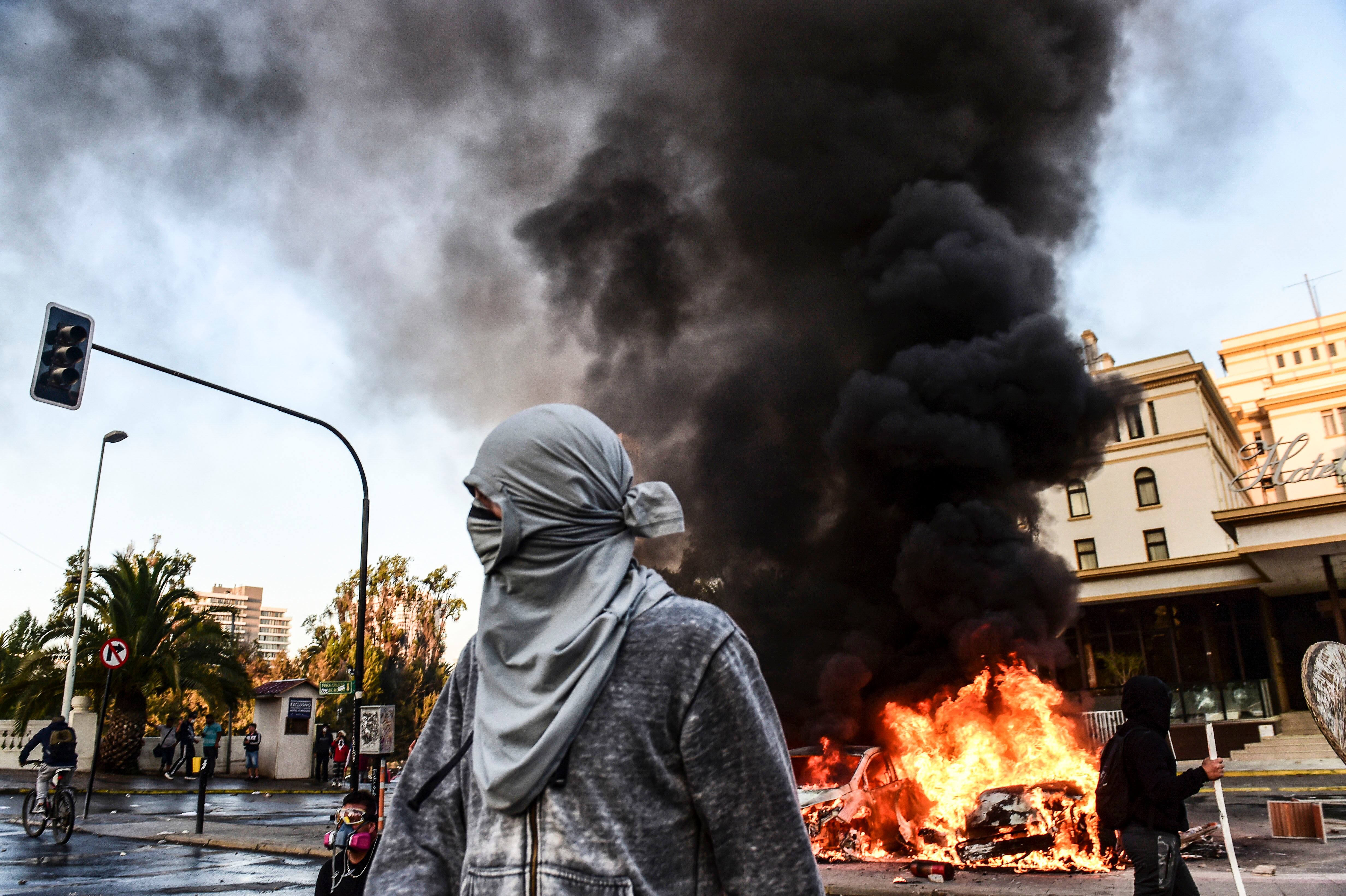 Quema de autos en Viña del Mar en la protesta contra Piñera.