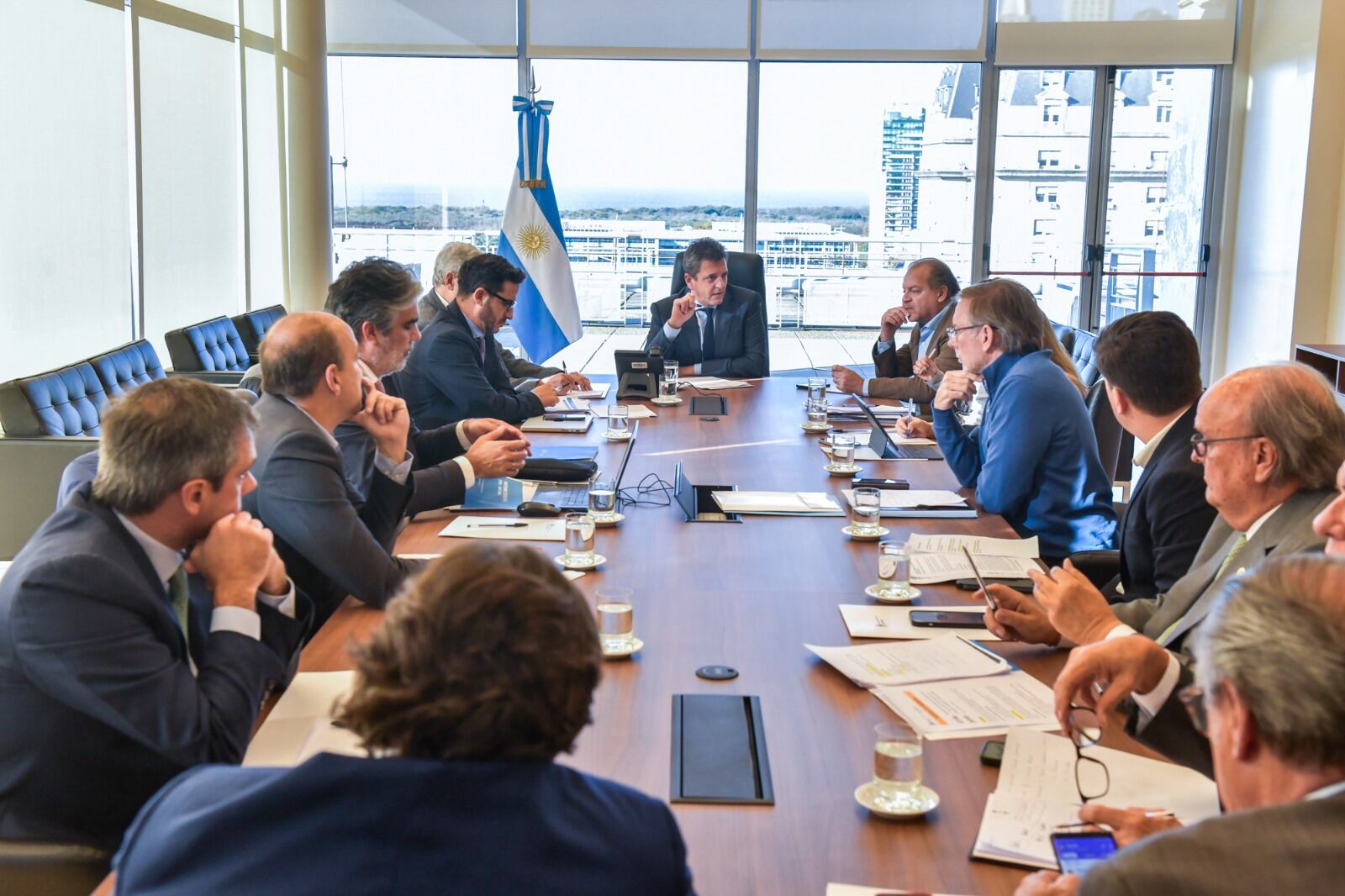 Sergio Massa al frente de su equipo económico.