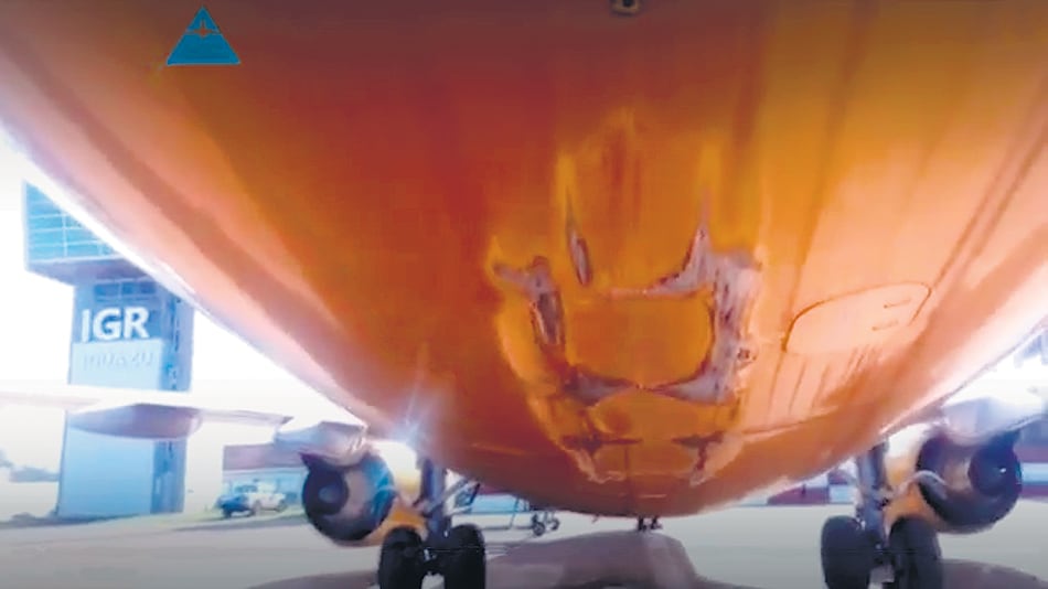 Una vista de los daños producidos en el fuselaje trasero por el impacto con la pista.