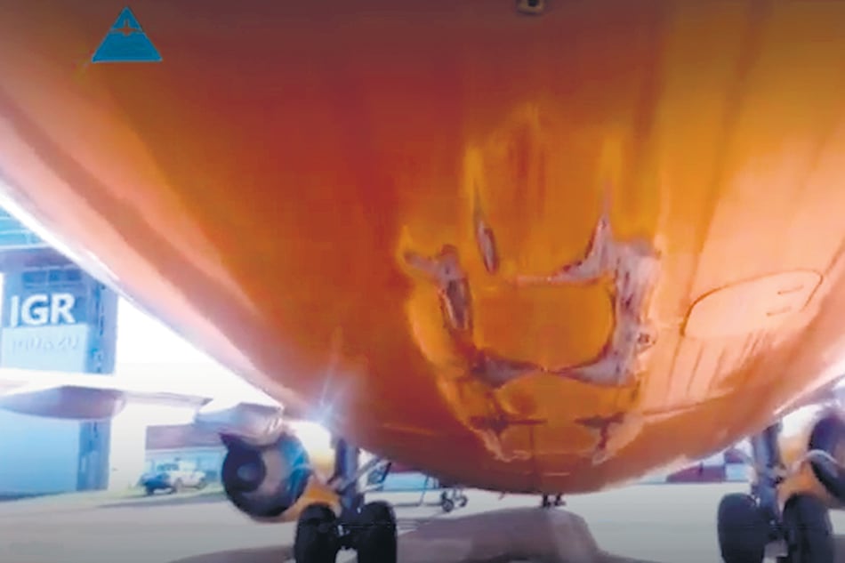 Una vista de los daños producidos en el fuselaje trasero por el impacto con la pista.