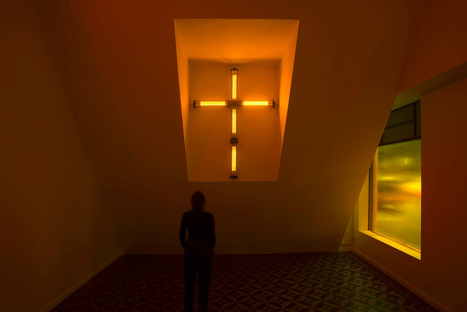 La galería de arte se transformó en un espacio extraño. 