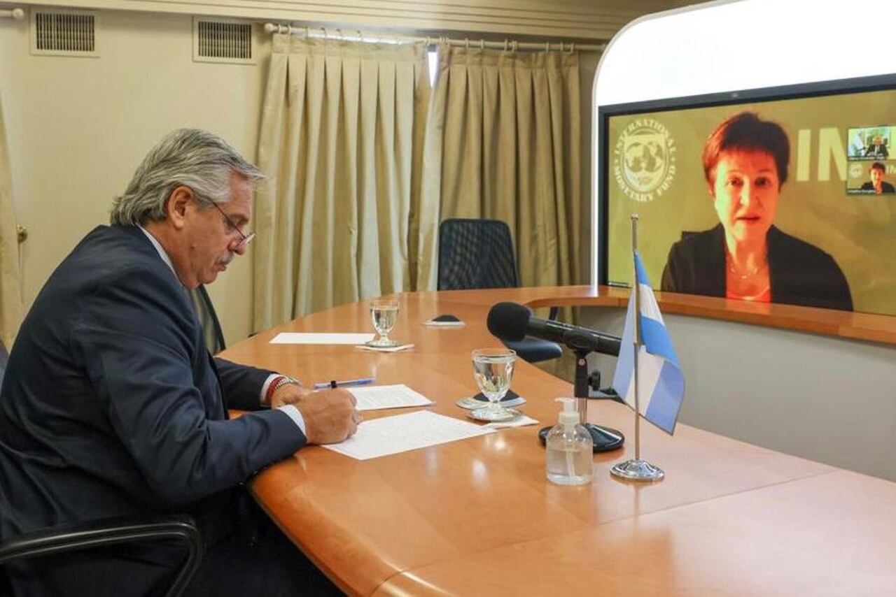 El presidente Alberto Fernández, en uno de los últimos encuentros por Zoom con la titular del FMI.
