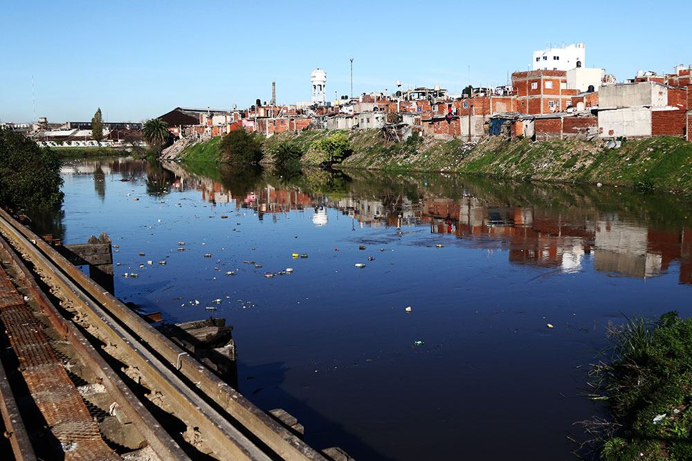 El Gobierno porteño admitió, ante un pedido de información pública, que frenó los operativos de descacharreo y prevención del dengue, al menos, en la villa 21-24. 