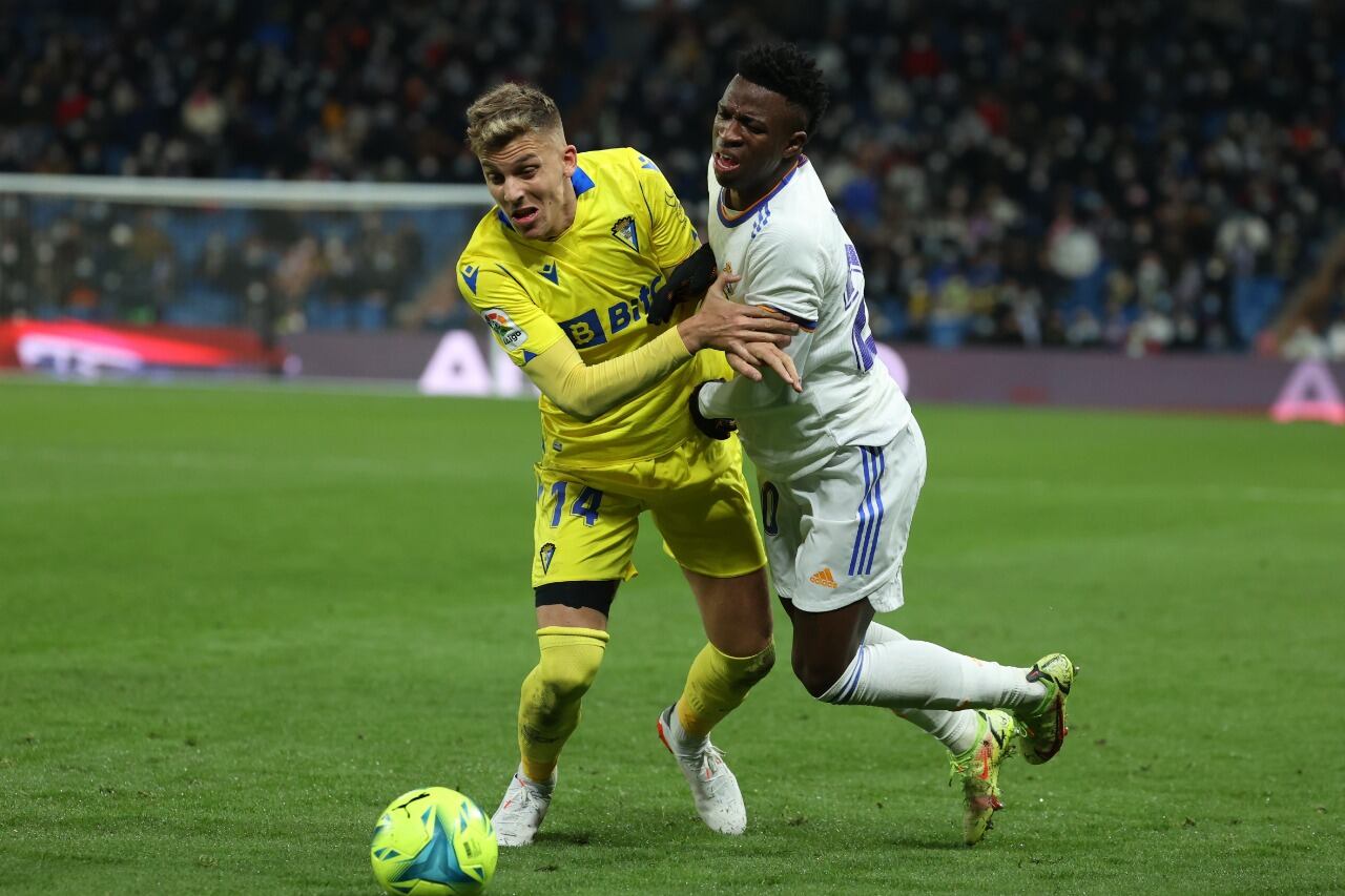Vinicius Junior intenta ante la marca de Iván Alejo en Real Madrid-Cádiz