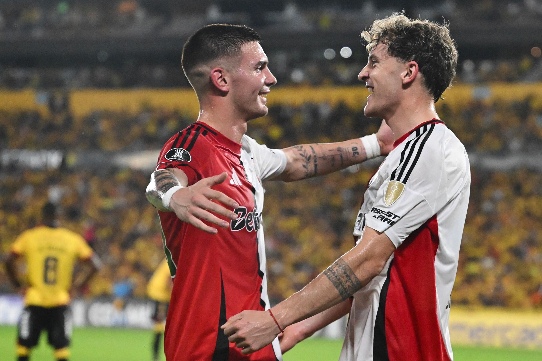 Mastantuono y Colidio se saludan luego de un gol