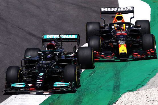 Hamilton, lidera delante de Max Verstappen.