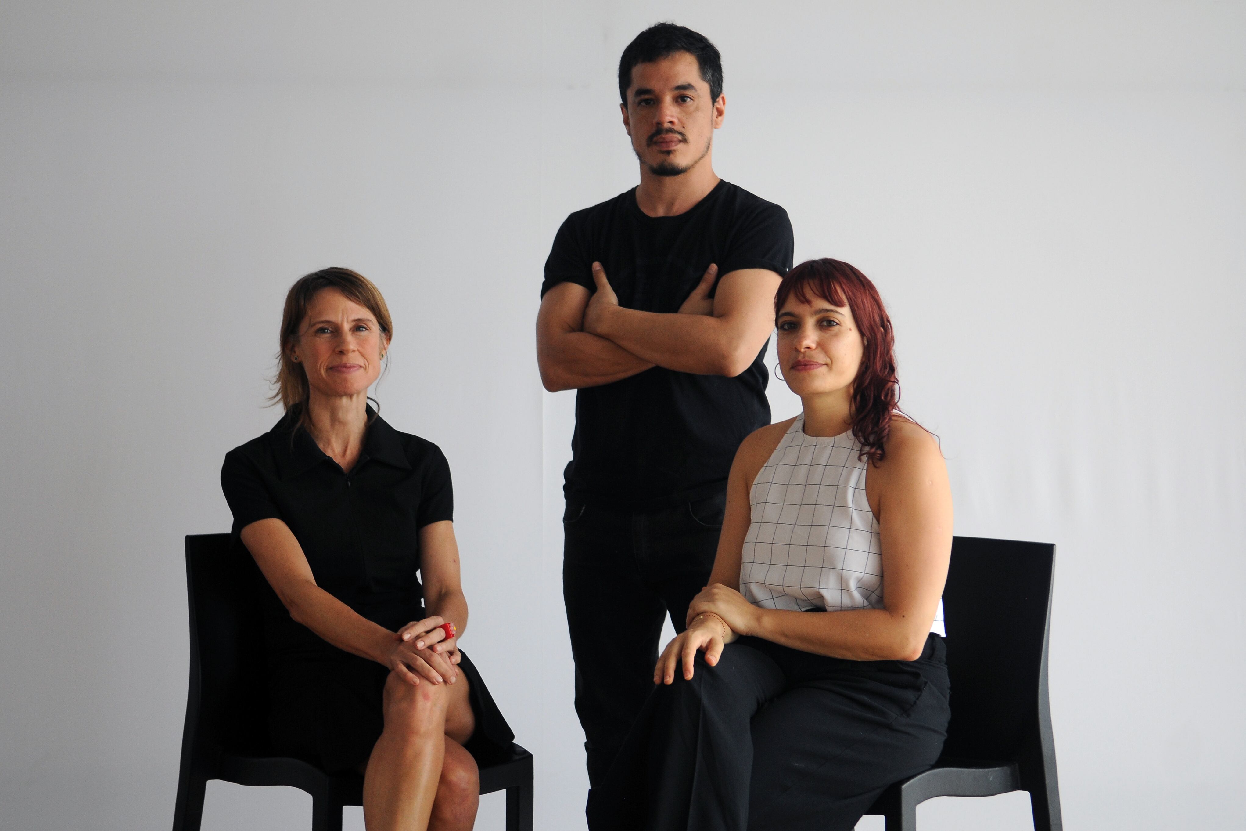 Sbdar, Goldschmidt y Nevole, responsables de un espectáculo que aborda el narcisismo contemporáneo.