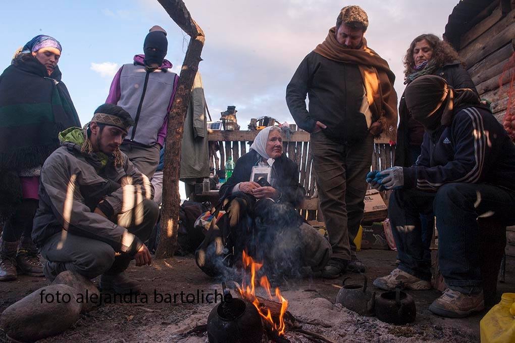 Visita de Nora Cortiñas y Chuzo González Quintana (de pie con bufanda marrón) a la Pu Lof en Resistencia Cushamen en agosto de 2017 cuando Santiago Maldonado aún estaba desaparecido.