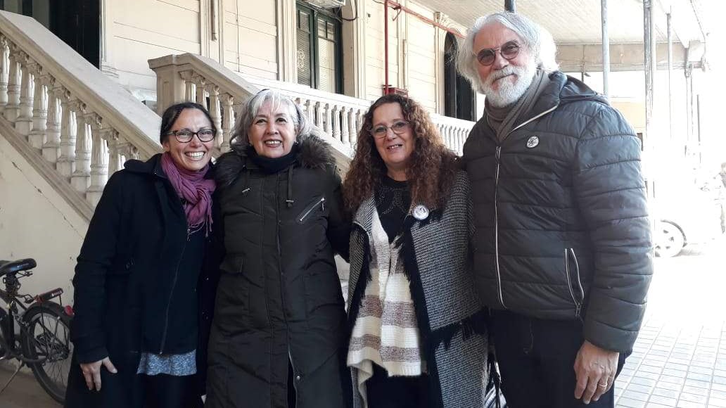 De izquierda a derecha: Gisela Cardozo, Norma Ríos, María Elena Naddeo (copresidentas de APDH) y Eduardo Tavani (secretario de Relaciones Institucionales) al salir de Tribunales en Rosario.