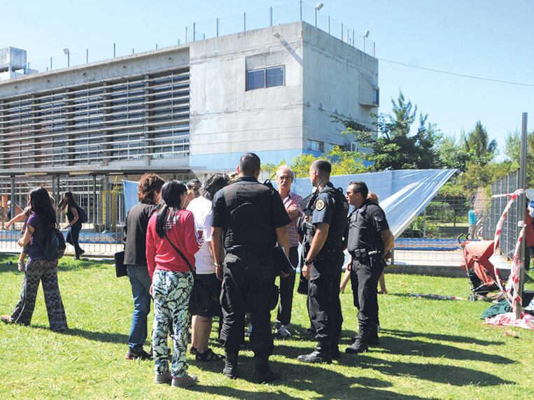 Padres y docentes discuten con la policía en la plaza lindera a la escuela.