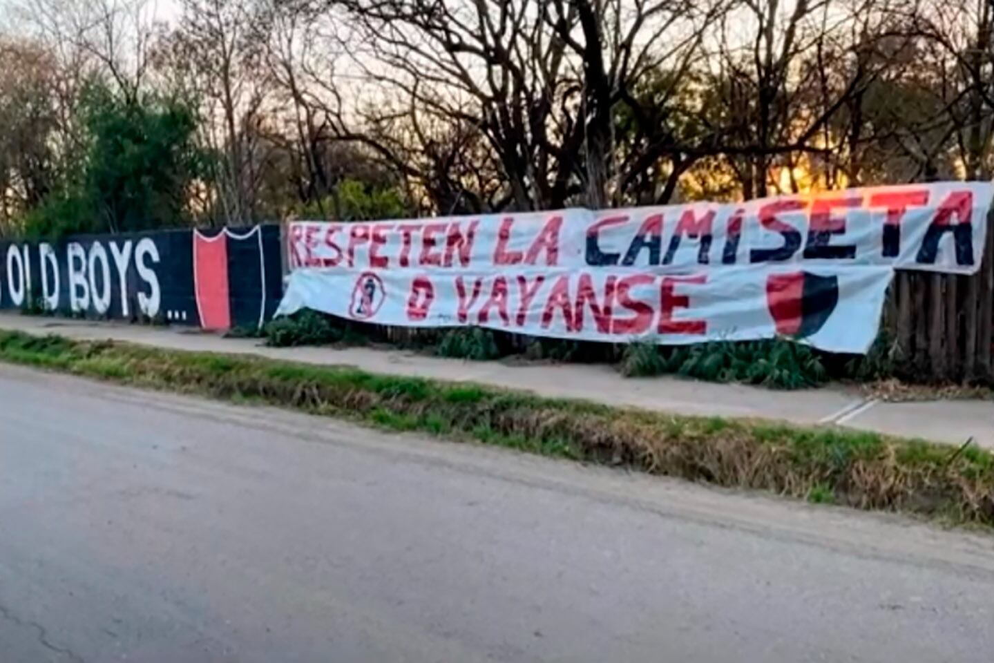 El pasacalle que apareció colgado en el predio Jorge Griffa.