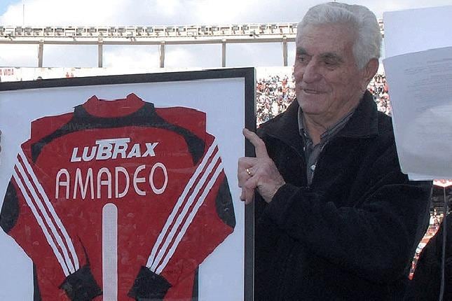 Amadeo Carrizo, con un buzo homenaje.