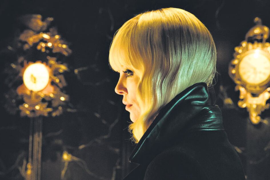 Charlize Theron, heroína de un film deliciosamente fetichista.