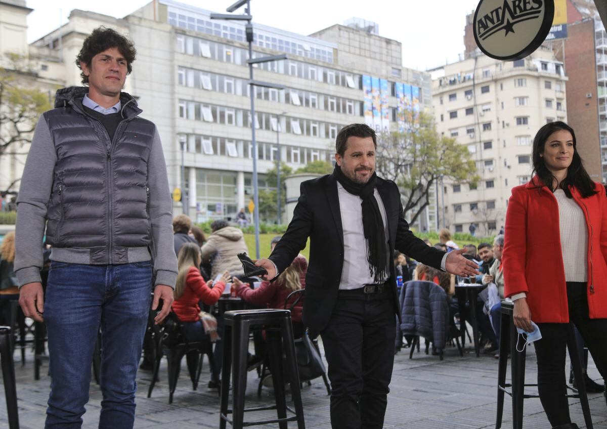 Tetaz se presentó en un coqueto parador con la Facultad de Ciencias Económicas de fondo, acompañado por Martín Lousteau y la presidenta de la UCR porteña, Mariela Coletta.