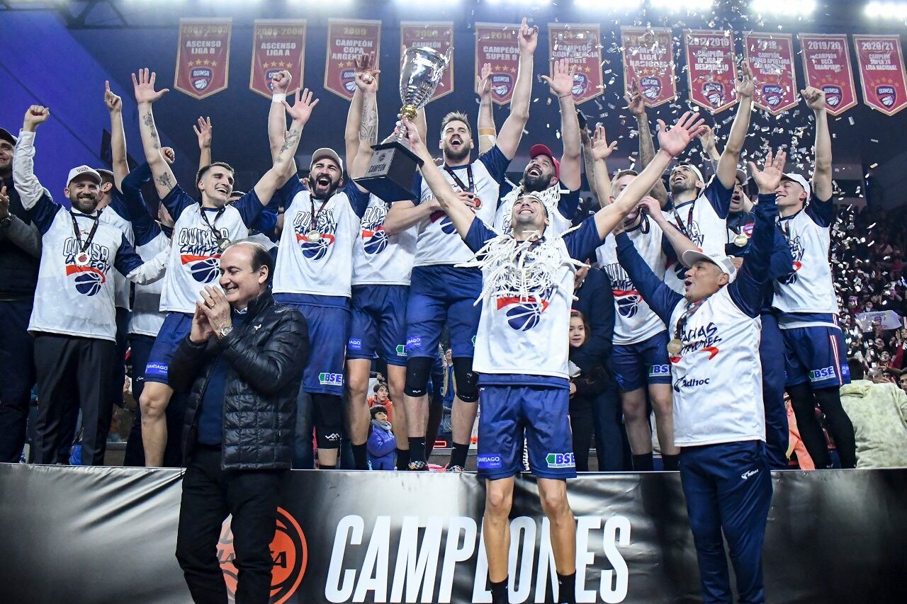 Mauro Cosolito, capitán de Quimsa, levanta el trofeo de campeón