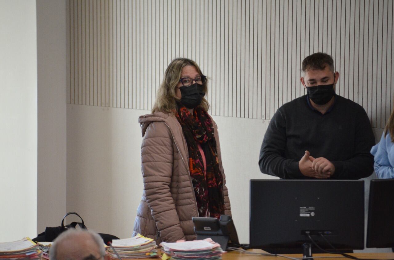 La perito forense Nidia Modesti ingresa a la sala de audiencias.