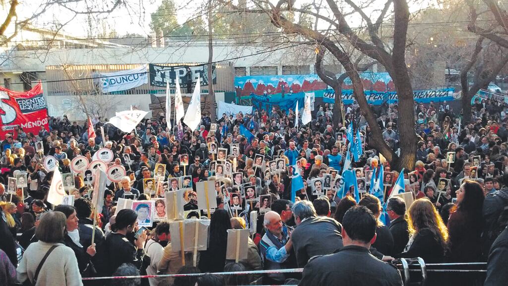 Una multitud esperó el resultado del megajuicio mendocino en la puerta de los tribunales.
