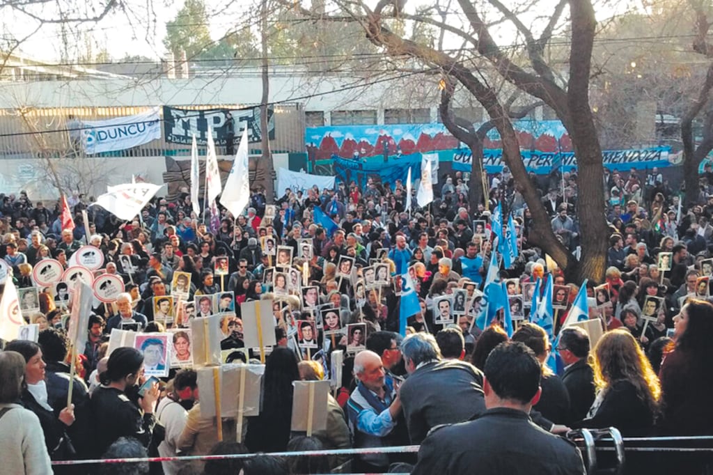 Una multitud esperó el resultado del megajuicio mendocino en la puerta de los tribunales.