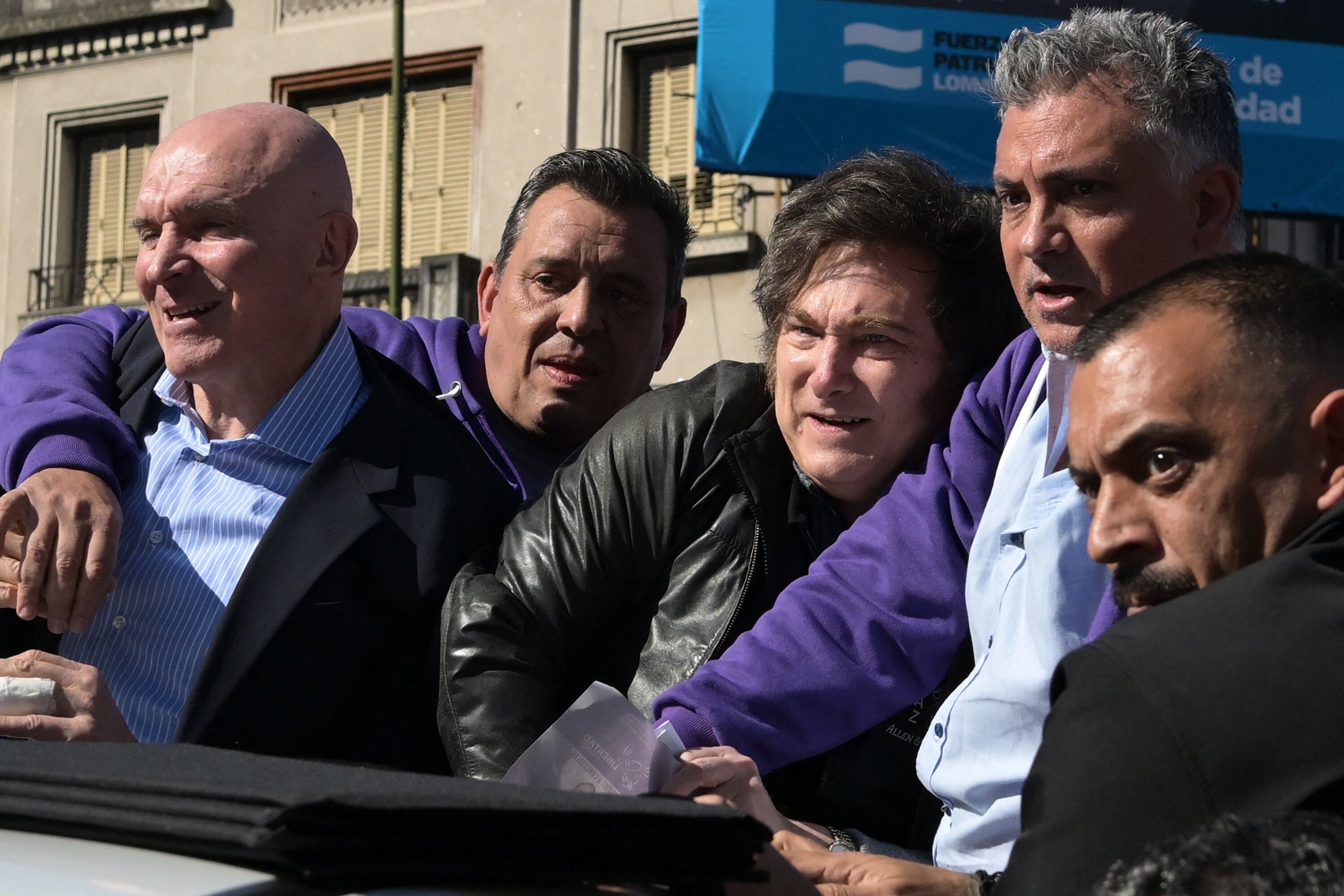 Milei, durante la caravana en la que fue atacado.