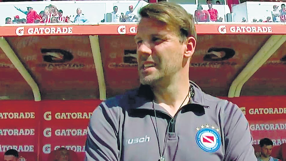 Ezequiel Carboni debutó ayer en la dirección técnica de Argentinos.